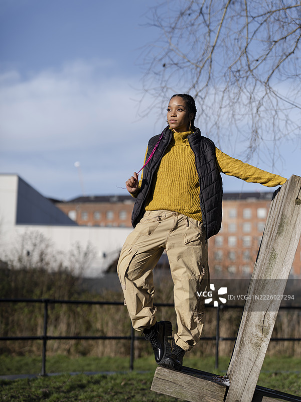 年轻女性在公园里摆姿势拍肖像照图片素材
