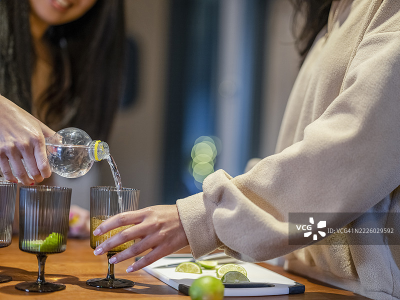 女性在厨房调制鸡尾酒图片素材