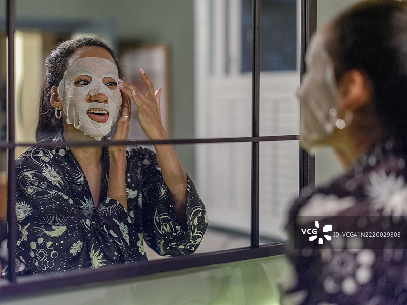 女人在浴室里敷面膜图片素材
