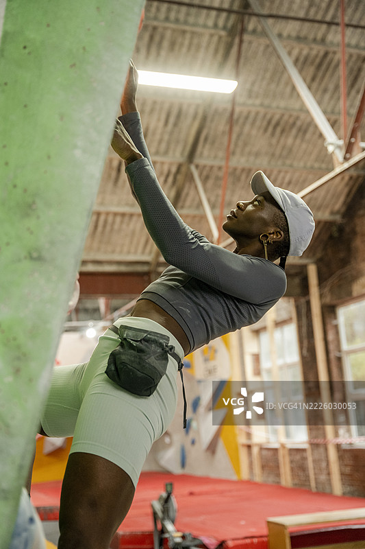 攀岩墙上的女性图片素材