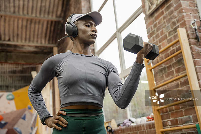 女性在健身房使用哑铃锻炼图片素材