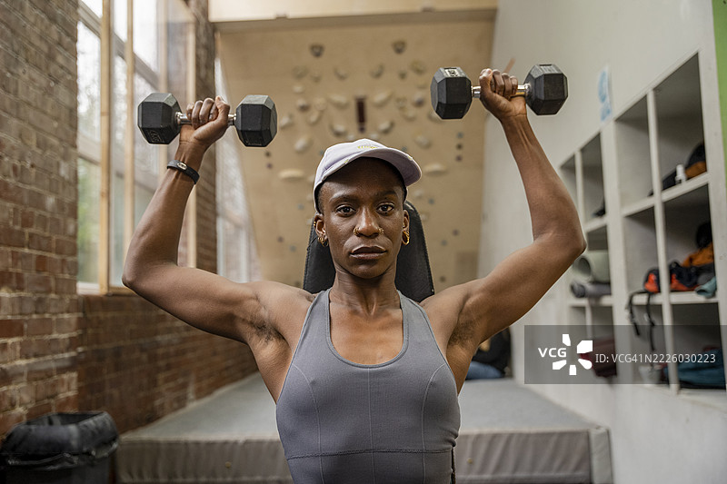 女性在健身房使用哑铃锻炼图片素材