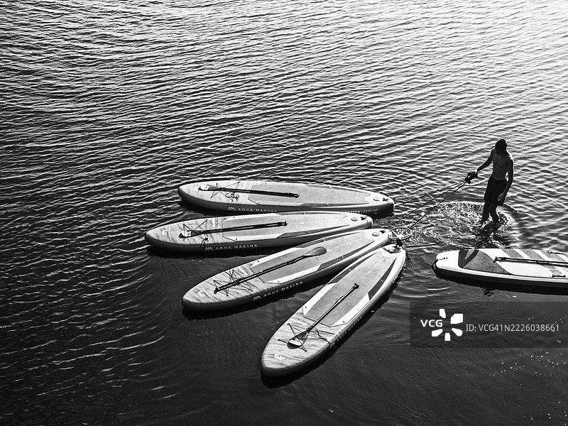 教练在乌克兰基辅的第聂伯河上拉着立式划水板图片素材
