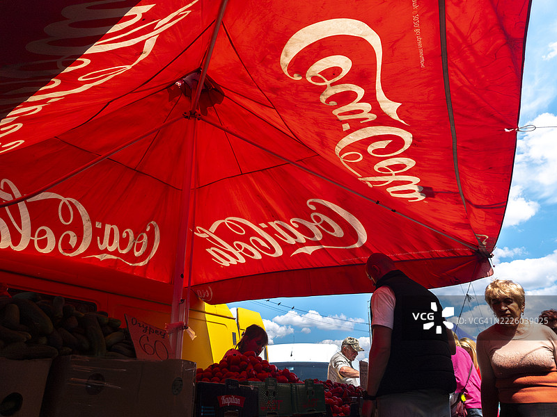 基辅市场上在可口可乐伞下售卖水果的摊贩图片素材