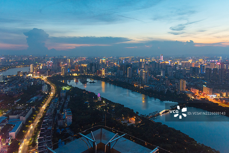 壮观的南宁城市全景，广西省的省会，清晨的南湖公园现代城市景观图片素材