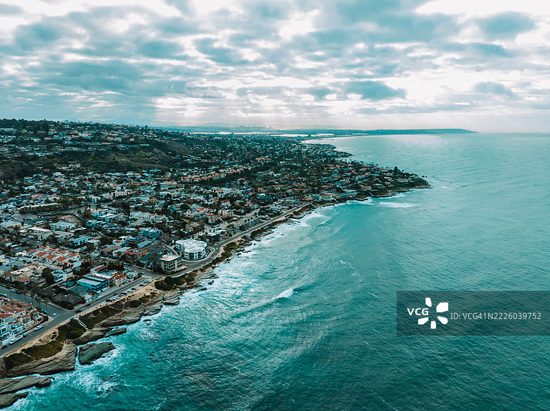 拉荷亚海岸线和城市景观的鸟瞰图，加利福尼亚州圣地亚哥图片素材