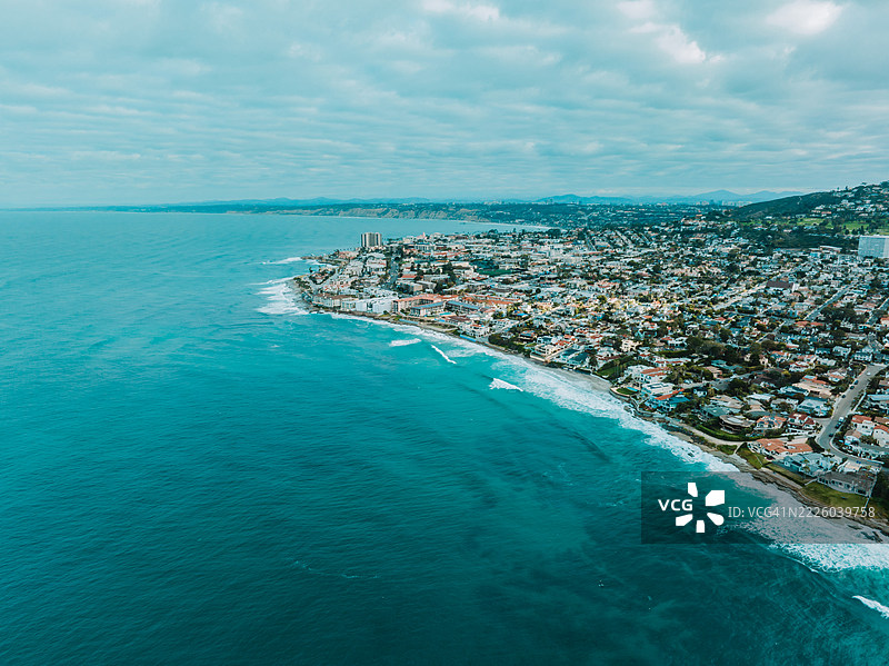拉荷亚海岸线和城市景观的鸟瞰图，加利福尼亚州圣地亚哥图片素材