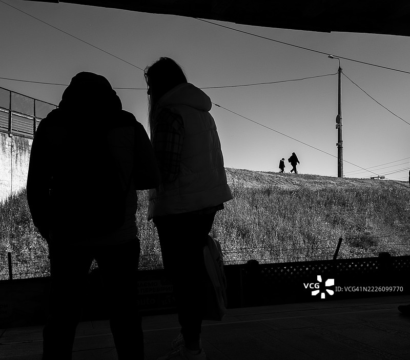 战争时期基辅行走的人们剪影图片素材