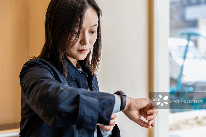 一位亚洲女性在查看时间图片素材