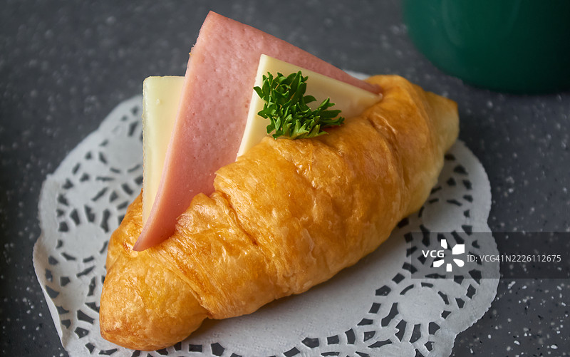 火腿、奶酪和香菜的可颂三明治图片素材