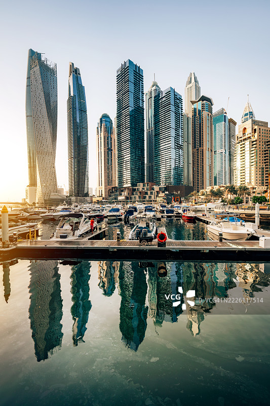 迪拜码头摩天大楼的现代天际线图片素材