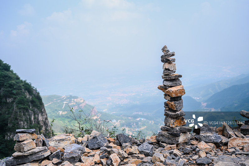 山地风景中的石塔图片素材