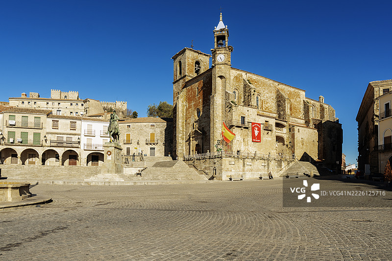 特鲁希略市主广场(Plaza Mayor)上的圣马丁教堂和皮萨罗骑马雕像图片素材