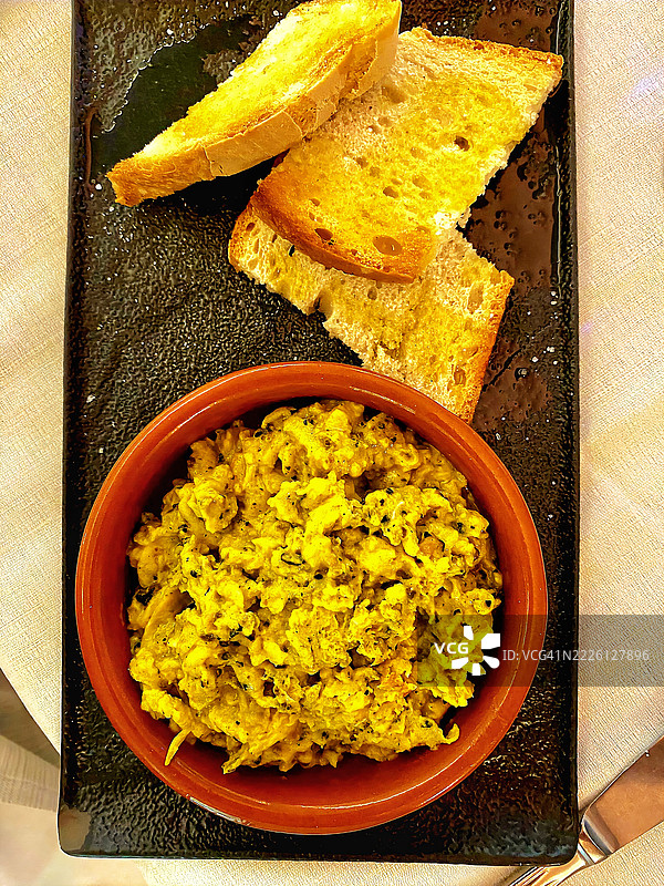 松露蛋配烤面包图片素材