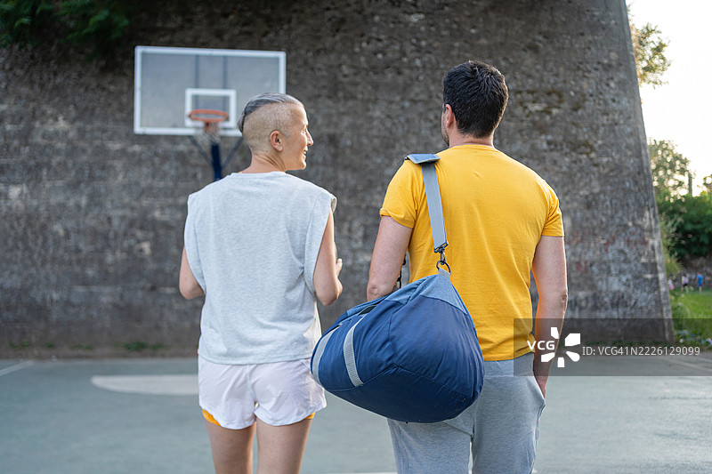 情侣在城市篮球场户外享受篮球训练图片素材
