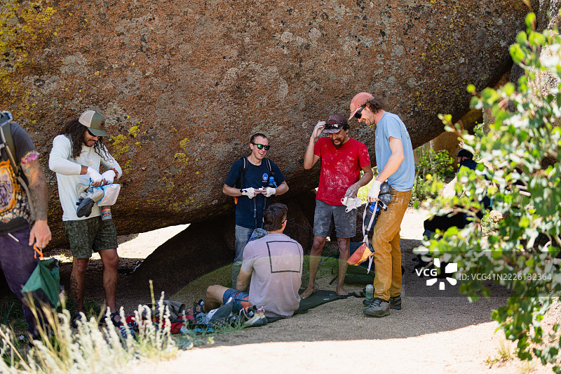 一群男性朋友在怀俄明州攀岩后收拾攀岩装备图片素材