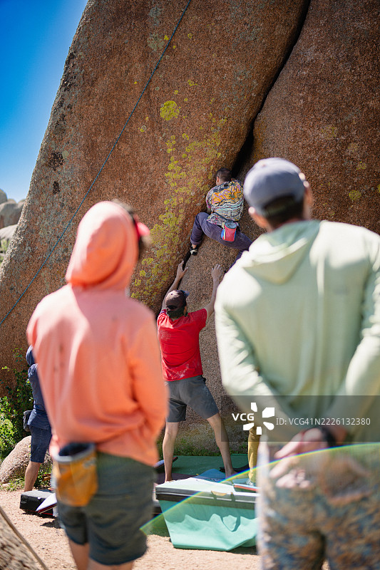 男性朋友在怀俄明州攀岩图片素材