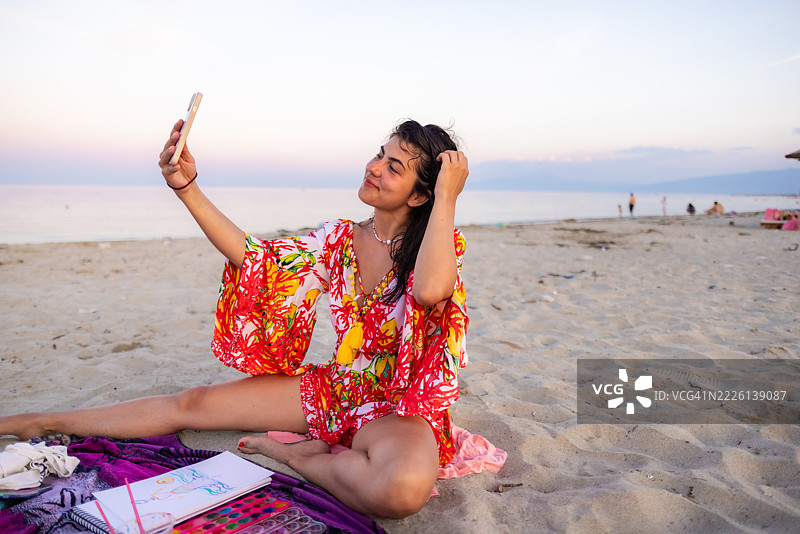 海滩自拍准备：调整头发以拍摄完美照片图片素材