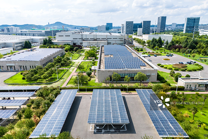 工业厂房的屋顶装有太阳能发电站图片素材