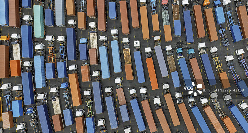 鸟瞰图：大型卡车停车场的卡车群。图片素材