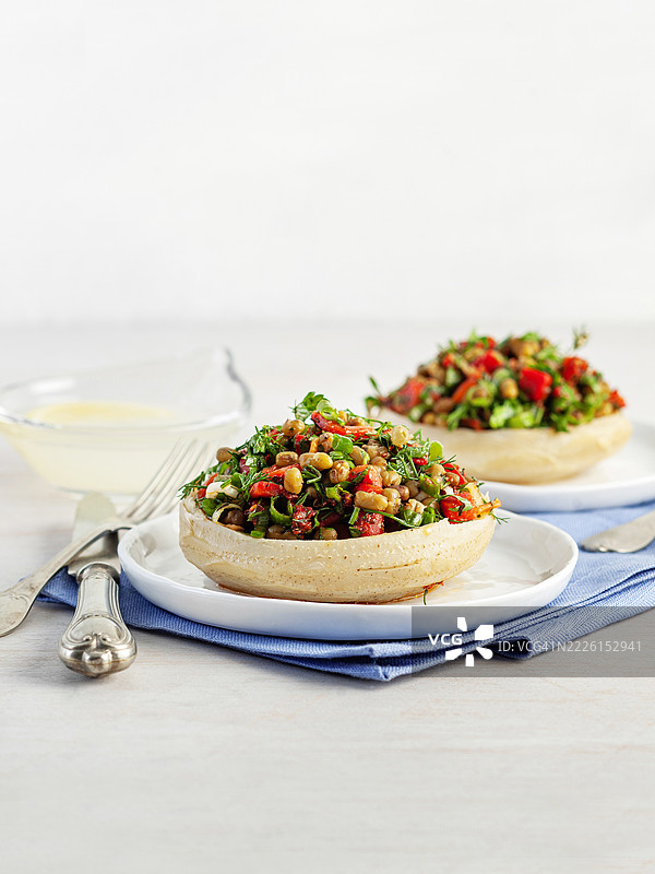 橄榄油浸朝鲜蓟（zeytinyagli enginar）。绿豆沙拉配蔬菜和橄榄油，放在朝鲜蓟心上。填充蔬菜的朝鲜蓟心，传统的土耳其和希腊菜肴。绿豆与朝鲜蓟心。图片素材