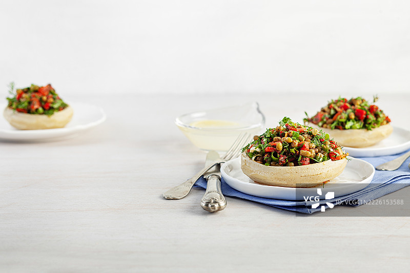 橄榄油浸朝鲜蓟（zeytinyagli enginar）。绿豆沙拉配蔬菜和橄榄油，放在朝鲜蓟心上。填充蔬菜的朝鲜蓟心，传统的土耳其和希腊菜肴。绿豆与朝鲜蓟心。图片素材