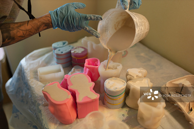 将材料倒入硅胶模具中的创作过程图片素材