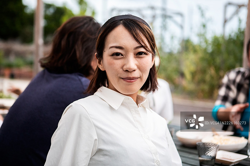 微笑的日本女性肖像图片素材