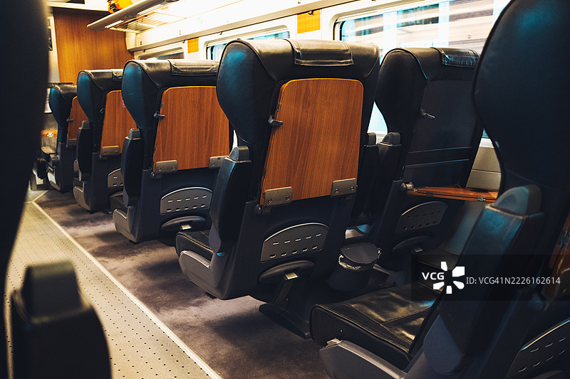 现代高铁上空荡荡的座位在等待乘客图片素材
