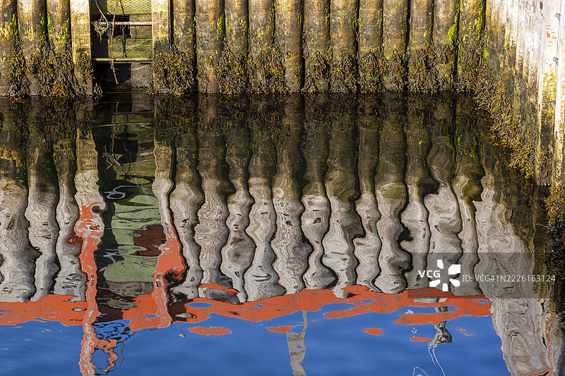 码头在水中的倒影图片素材