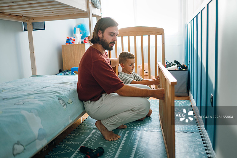 让我们修理这个婴儿床图片素材
