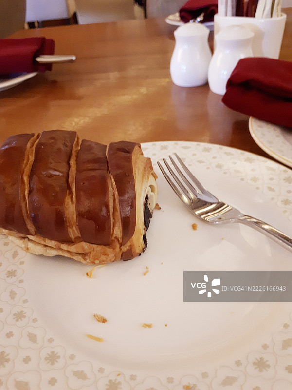 用叉子吃了一半的巧克力可颂面包图片素材