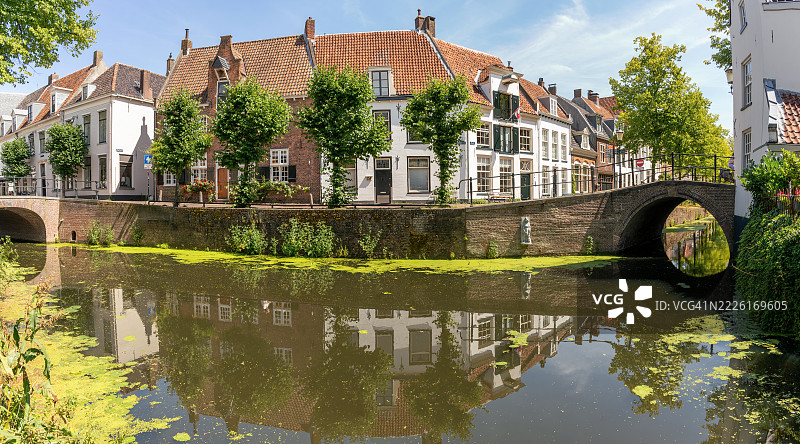 阿默斯福特的运河和房屋全景图片素材