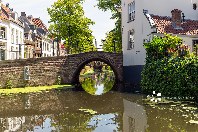 荷兰阿默斯福特的风景如画的运河桥图片素材