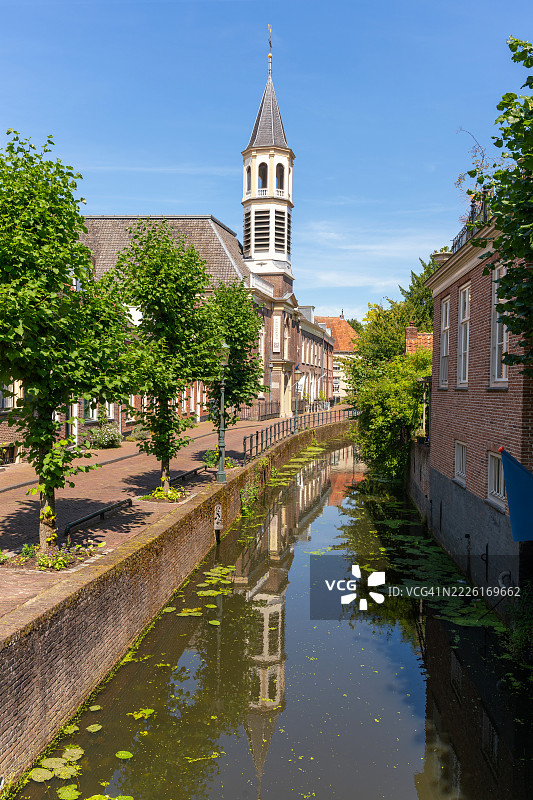 荷兰阿默斯福特夏季宁静的运河图片素材