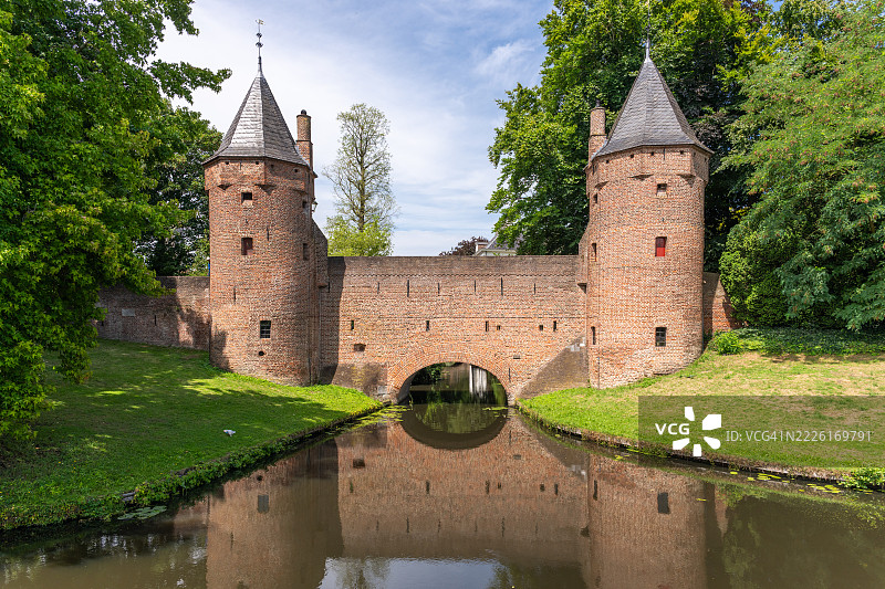 中世纪城堡大门在河面上的倒影图片素材