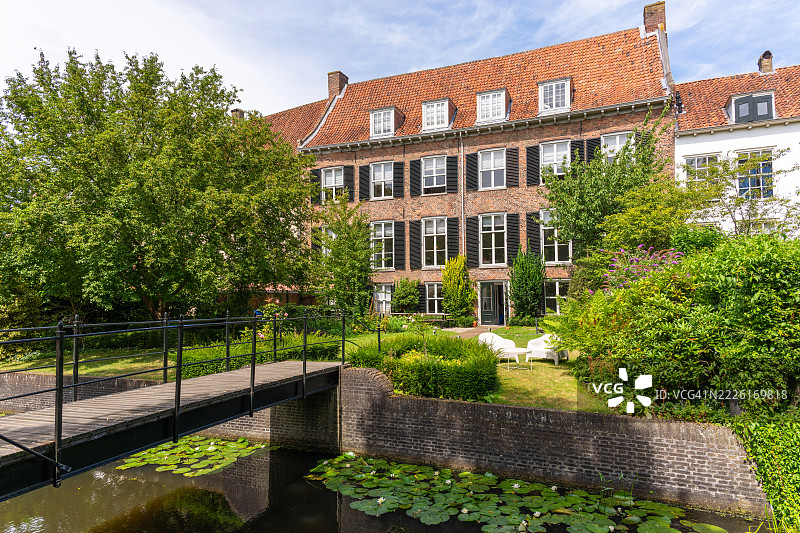 荷兰阿默斯福特的带花园和运河的荷兰房屋图片素材