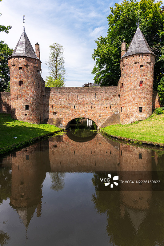 中世纪的门楼倒映在水中图片素材