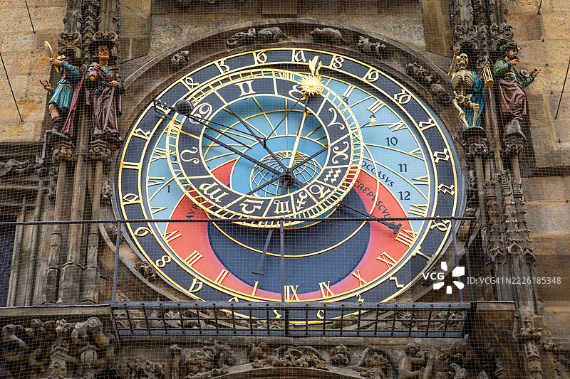 捷克共和国布拉格。2025年5月3日。布拉格老城广场的老市政厅天文钟。布拉格的主要景点之一。图片素材