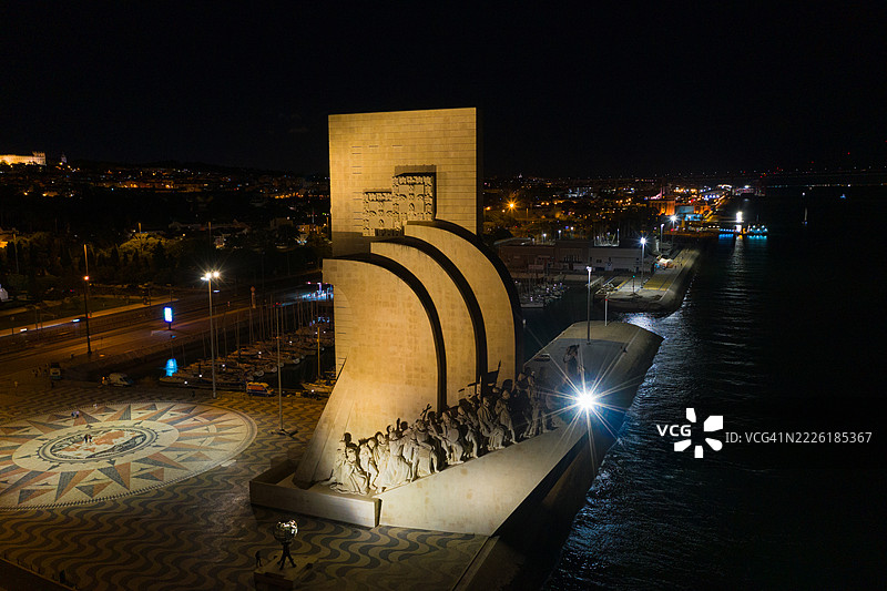 里斯本发现者纪念碑，夜间无人机细节，葡萄牙贝伦区的夜间鸟瞰图图片素材