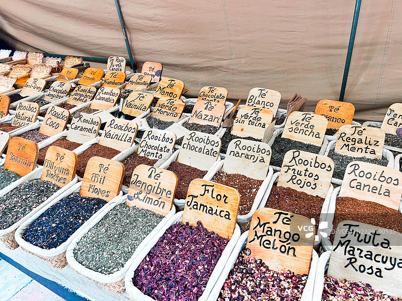 市场摊位上的茶和香草图片素材