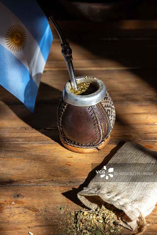 阿根廷国旗背景下的阿根廷热饮马黛茶，放在木桌上图片素材