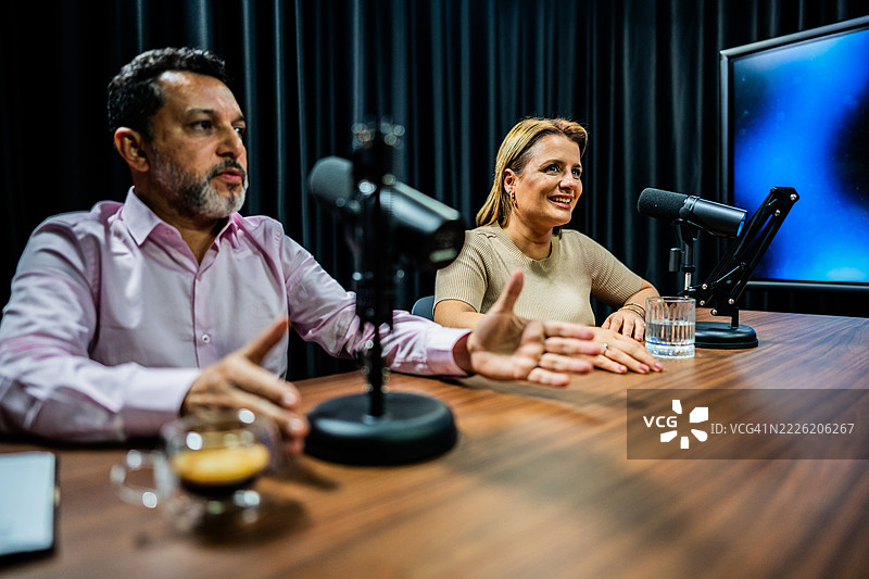 人们在录音室里进行播客对话图片素材