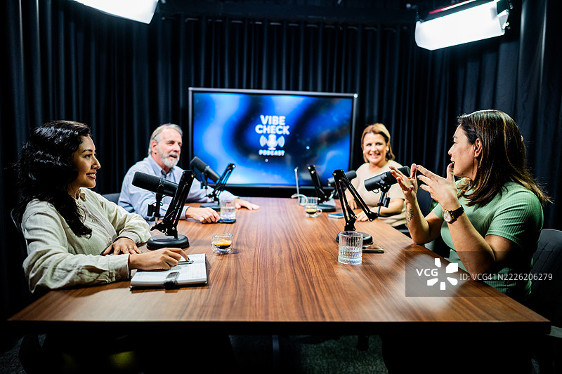 人们在录音室里进行播客对话图片素材