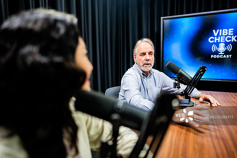 老年人在录音室进行播客对话图片素材