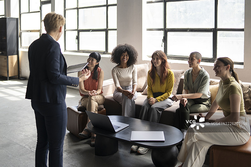 女性高管在会议中向团队解释商业战略图片素材
