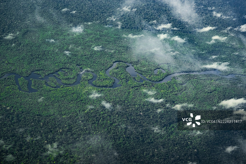 雅乌国家公园蜿蜒的帕帕盖奥河及周围的亚马逊雨林的鸟瞰图图片素材