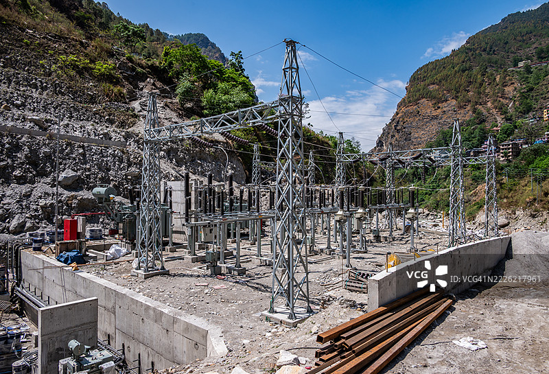 尼泊尔朗塘国家公园内Syafrubesi Rasuwa镇的新水电站。图片素材