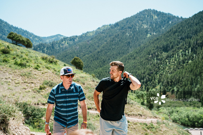 怀俄明州山区的男性朋友徒步旅行图片素材