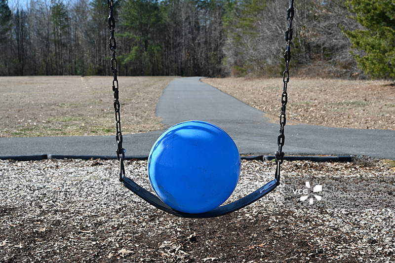 秋千上的蓝色球图片素材